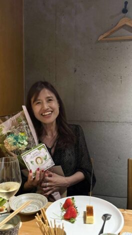 お食事会で還暦のお祝いをしていただいて喜んでます