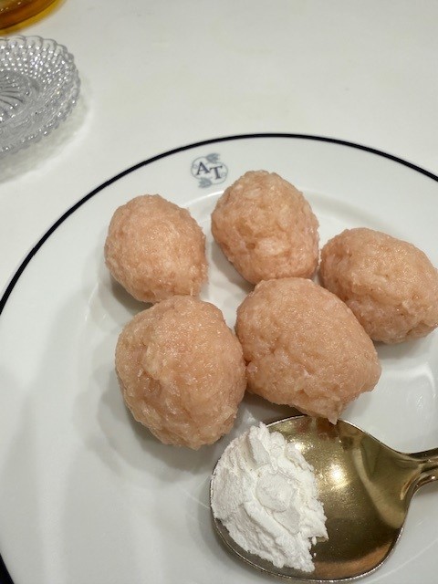 画像 うずらの卵をミンチで包んだ後は、米粉をまぶします