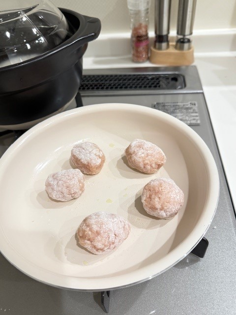 画像 じっくりミンチ肉に火が通るように焼いてるスコッチエッグ