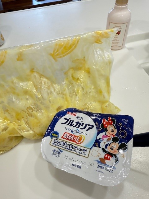 画像 レンジでチンして柔らかくなったさつまいもを密封袋に入れてもみもみしてヨーグルトを一緒に混ぜます