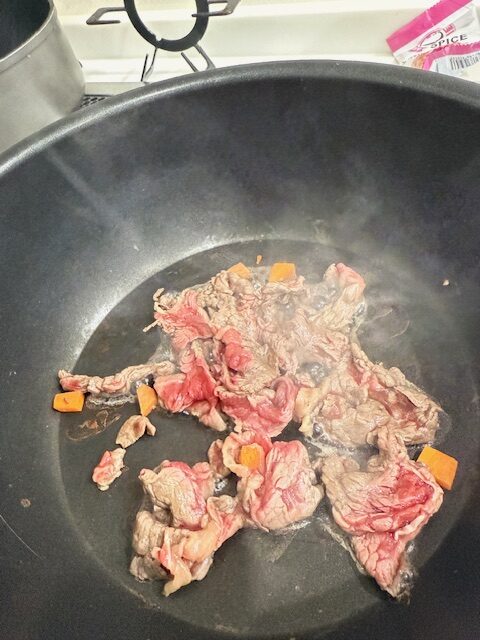 画像 牛肉は一緒に煮詰めてもOKですが、炒めたほうが香ばしくなり食欲も進む