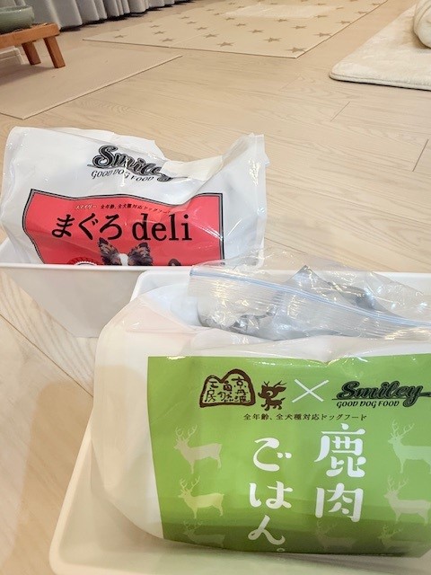 画像 2種類のお味のカリカリフードを保存してます