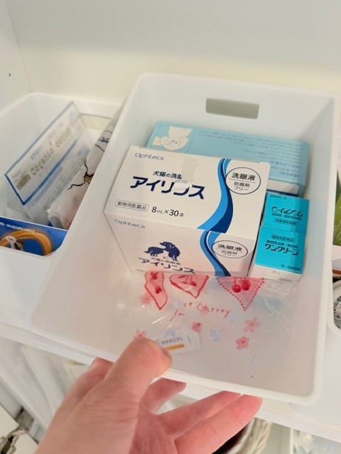 画像 アイリンスやワンクリーンなど犬用の目洗いの目薬と奥のBOXにはフィラリアの予防薬など