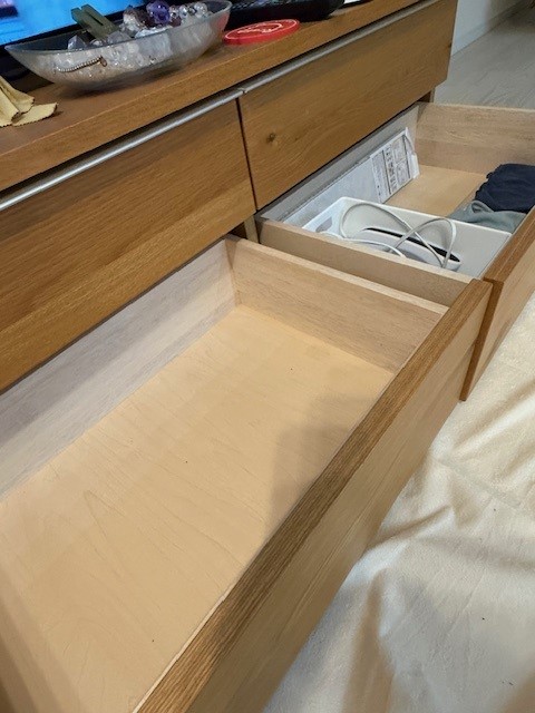 衣替えをしながらお洋服を収納してたテレビ台の下はガラガラです