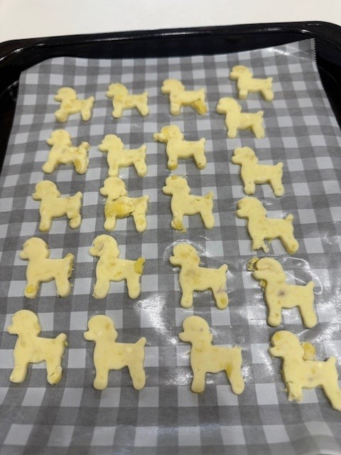 画像 伸ばしてプードル型でくりぬいたクッキー