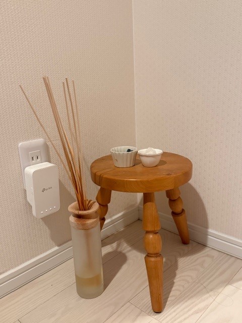 玄関前入って廊下の角もクリスマス仕様にします