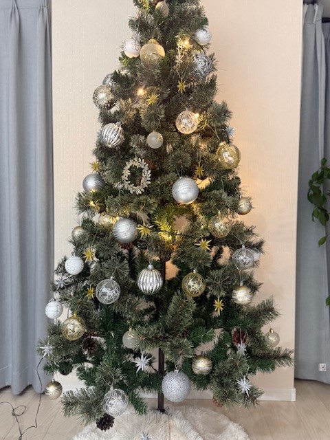 ここに180ｃｍのクリスマスツリーを出しました