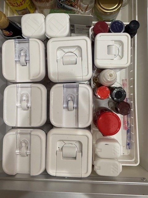 調味料をコンロの横すぐのカトラリーン引き出しだったとこrに入れてます。