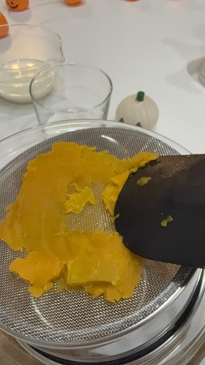 画像 レンチンしたかぼちゃを裏ごししてます。