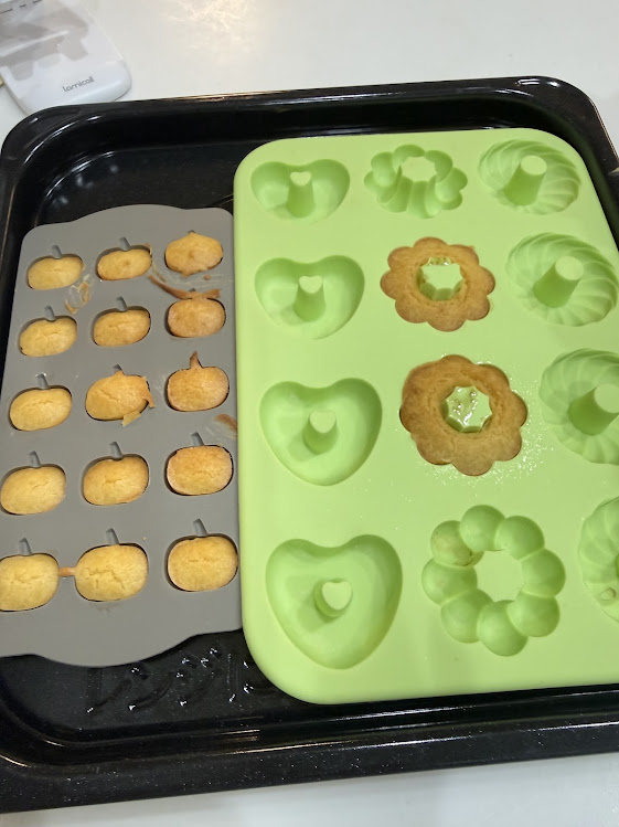 画像 型に流して焼いたらかぼちゃ型のマドレーヌの出来上がりです