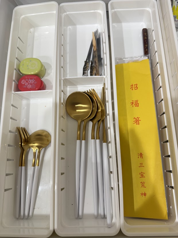 下の段のカトラリー左側