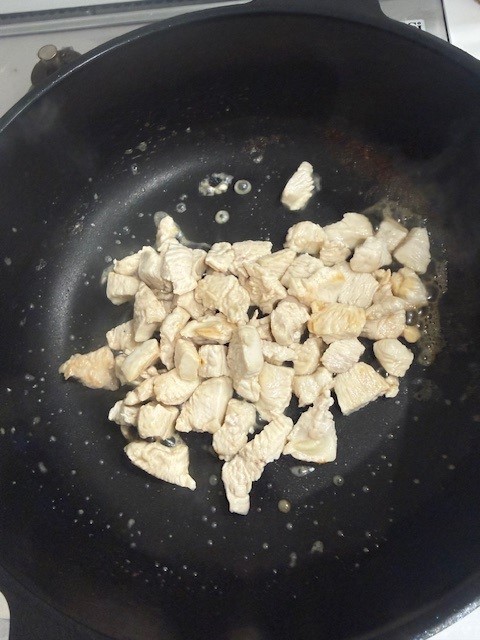 画像 鶏の胸肉を炒めます