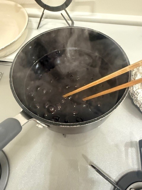 大みそかの日に黒豆を炊いてます。