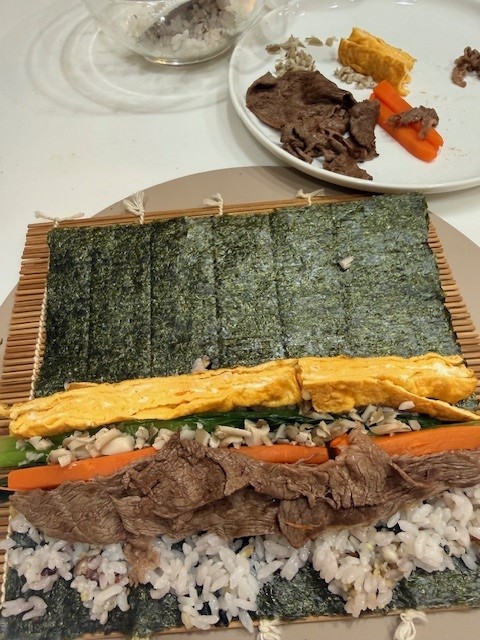 恵方巻を巻いていきます。