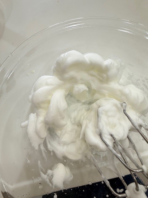 画像 卵白は角が立つぐらいにあわだてます