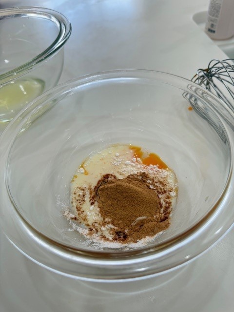 画像 卵黄・米粉・キャロブパウダーを混ぜて