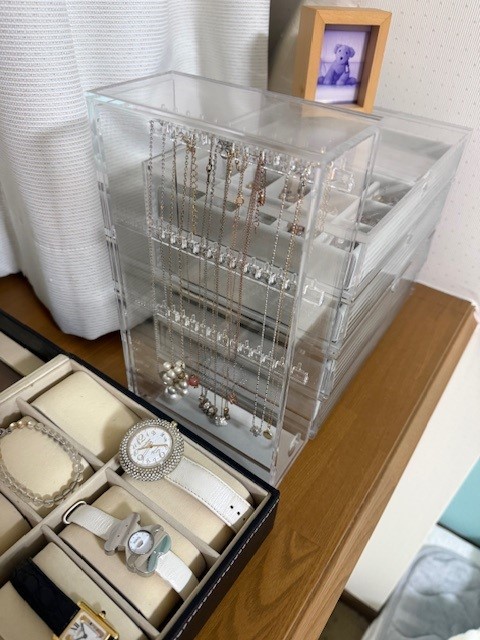 寝室の出窓に収納してた
ずっと使わなかったアクセサリー