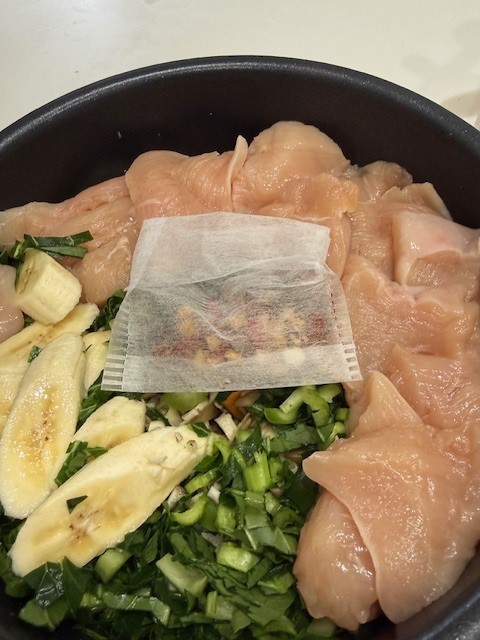 圧力鍋の野菜やお肉の間に放り込むだけ