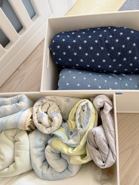 夏用ブランケットをクローゼットの方に移します。