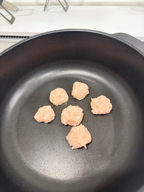 丸めたお肉を焼くだけ